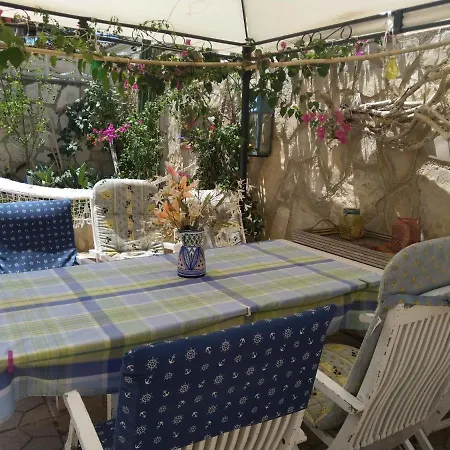 Cactus House,2 Bedrooms,swimming Pool,parking,few Steps To Beach,wifi Holiday home